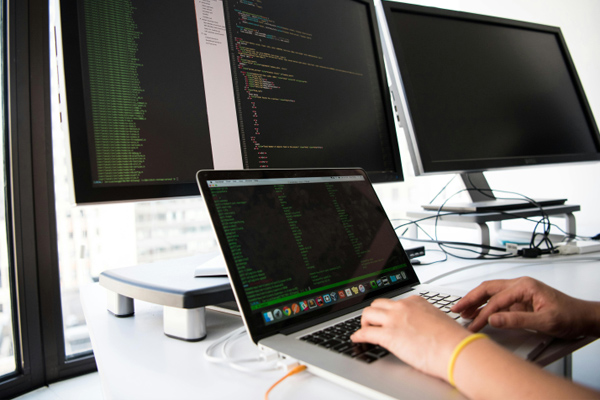 常州市勤源新材料有限公司取得靜電噴涂用頭盔環(huán)保水性中涂漆涂裝裝置專利，具有方便穩(wěn)定擺放頭盔，避免漆水影響頭盔內(nèi)部的好處:靜電噴涂
